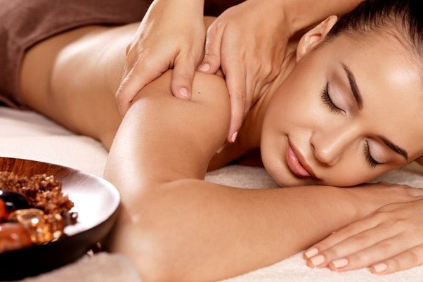 Aromatherapy for Better Sleep: Top Essential Oils to Use with Your Silk Eye Mask - Lunalux